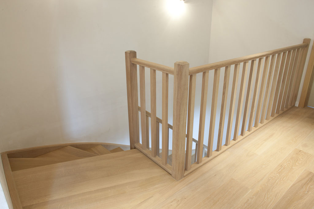 Klassieke gesloten eiken kwardraaitrap