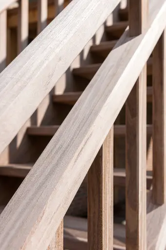 Buitentrap in Onbehandeld Hout