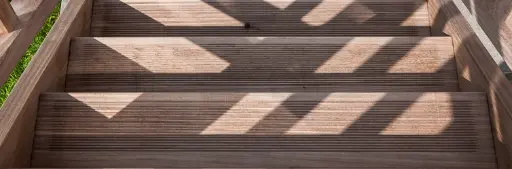 Buitentrap in Onbehandeld Hout