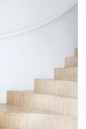 Compacte Trap in Wit Interieur