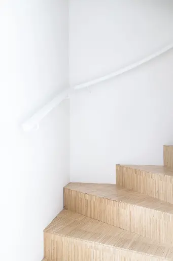 Compacte Trap in Wit Interieur