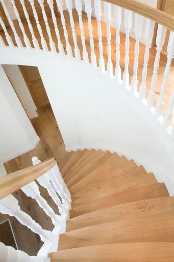 Gesloten Trap met Gebogen Balustrade