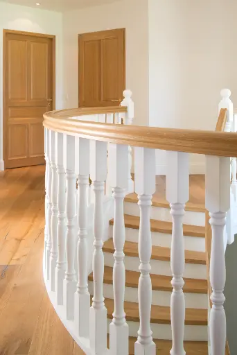 Gesloten Trap met Gebogen Balustrade