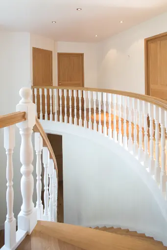 Gesloten Trap met Gebogen Balustrade
