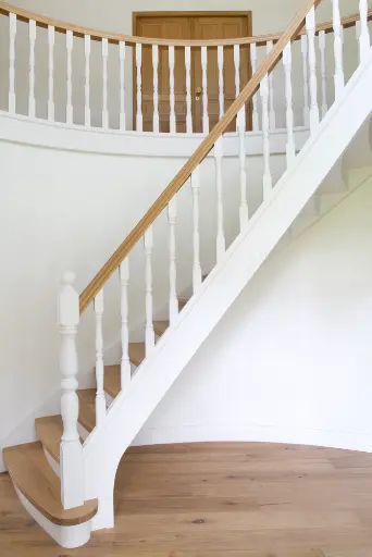Gesloten Trap met Gebogen Balustrade