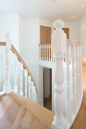 Gesloten Trap met Gebogen Balustrade