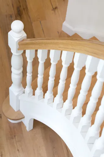 Gesloten Trap met Gebogen Balustrade