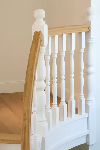 Gesloten Trap met Gebogen Balustrade