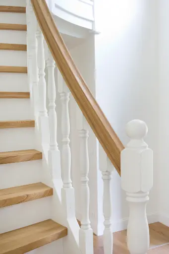 Gesloten Trap met Gebogen Balustrade
