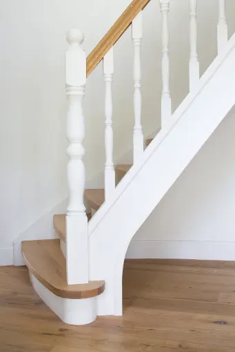 Gesloten Trap met Gebogen Balustrade