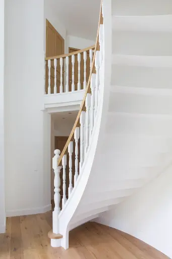 Gesloten Trap met Gebogen Balustrade