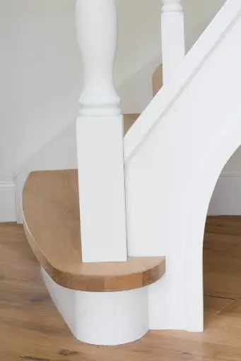 Gesloten Trap met Gebogen Balustrade