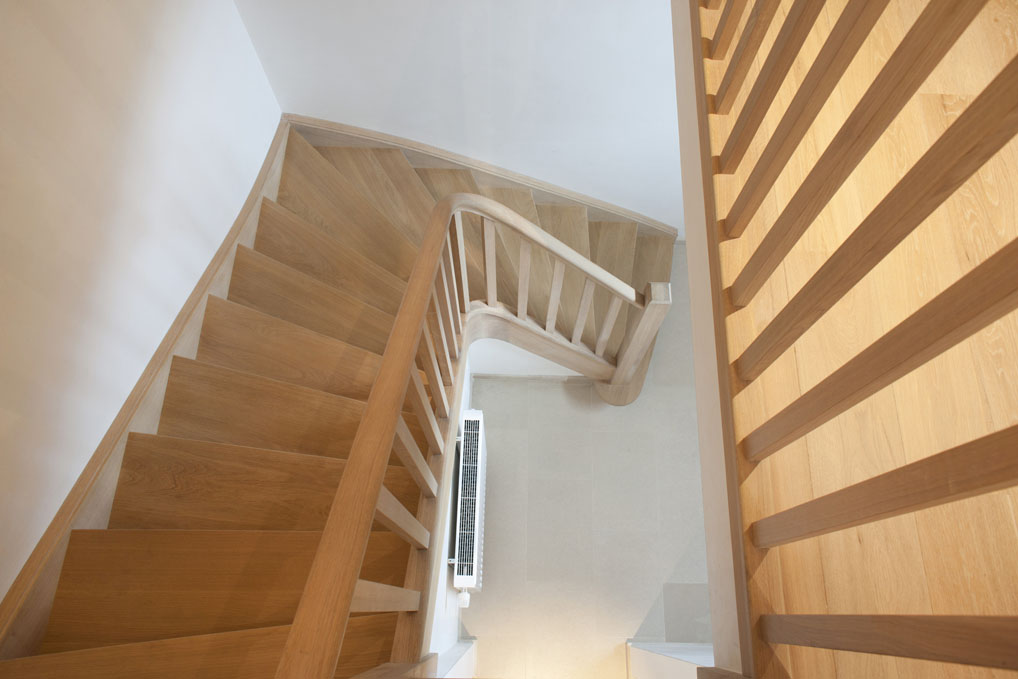 Classic closed oak quarter turn staircase