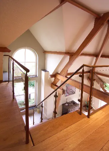 Rechte Trap met Glas in Landelijk Huis