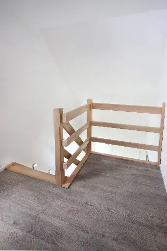 Houten Trap met Kruisbalustrade