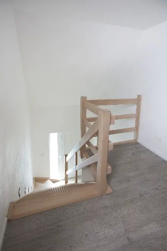 Houten Trap met Kruisbalustrade