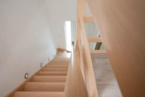 Houten Trap met Kruisbalustrade