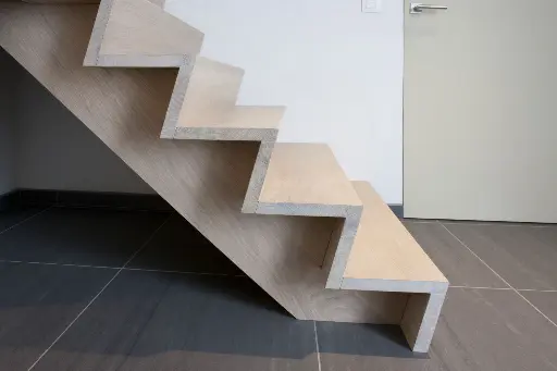 Zwevende Houten Z-trap in de Wand