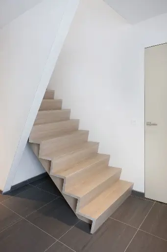 Zwevende Houten Z-trap in de Wand