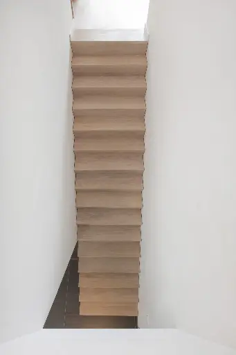 Zwevende Houten Z-trap in de Wand