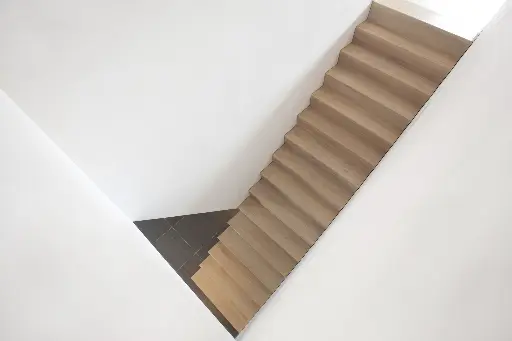 Zwevende Houten Z-trap in de Wand