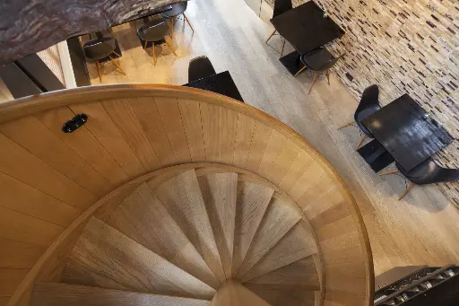 Houten S-trap met Paneelwerk