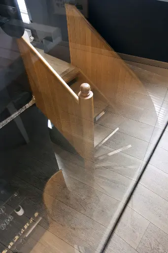 Houten S-trap met Paneelwerk