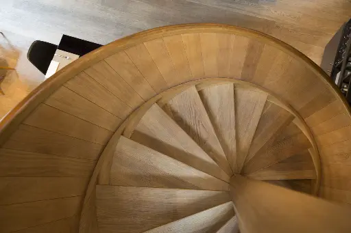 Houten S-trap met Paneelwerk