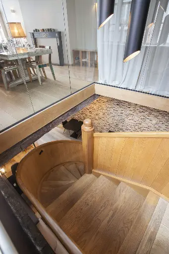 Houten S-trap met Paneelwerk
