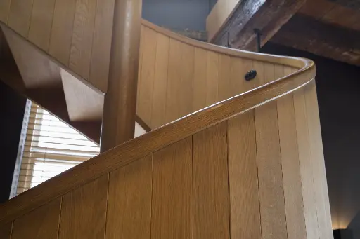 Houten S-trap met Paneelwerk