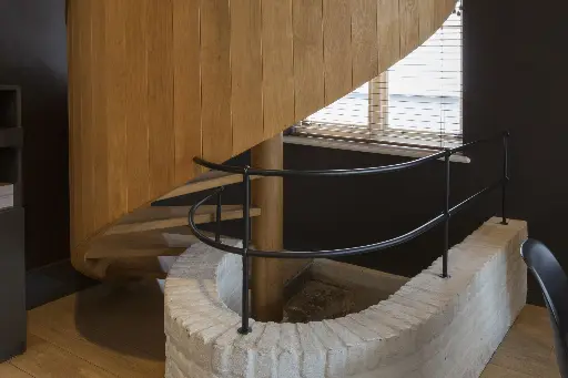 Houten S-trap met Paneelwerk