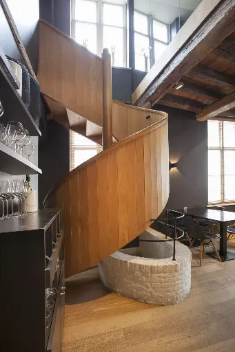 Houten S-trap met Paneelwerk