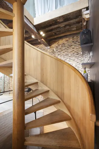 Houten S-trap met Paneelwerk