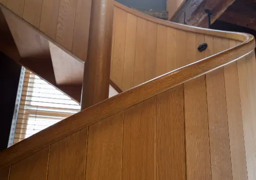 Houten S-trap met Paneelwerk