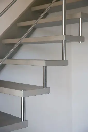 Zwevende Trap rond Inox Kolom