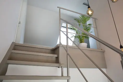 Zwevende Trap rond Inox Kolom