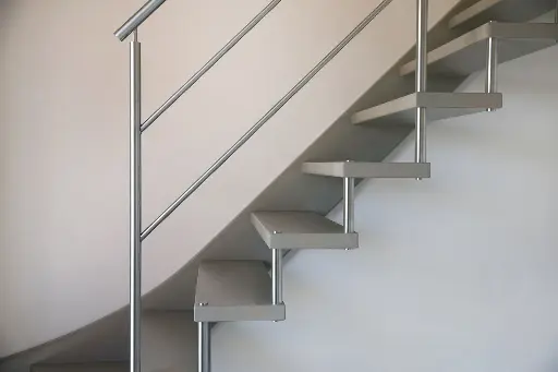 Zwevende Trap rond Inox Kolom