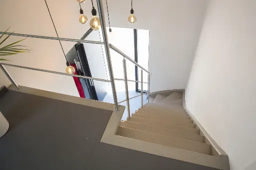 Zwevende Trap rond Inox Kolom