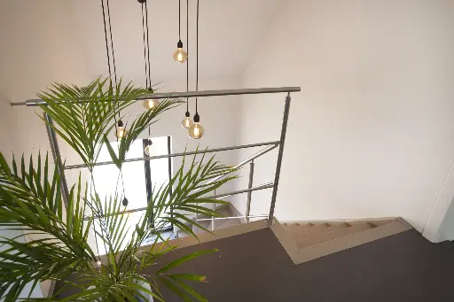 Zwevende Trap rond Inox Kolom
