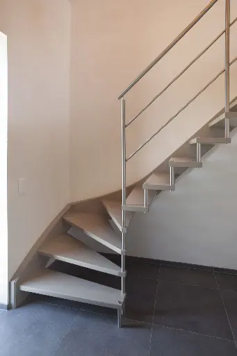 Zwevende Trap rond Inox Kolom