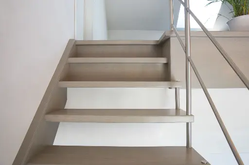 Zwevende Trap rond Inox Kolom
