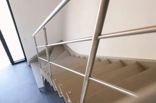 Zwevende Trap rond Inox Kolom