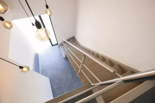 Zwevende Trap rond Inox Kolom