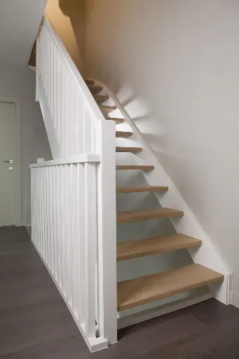 Houten Trap met Witte Balustrade