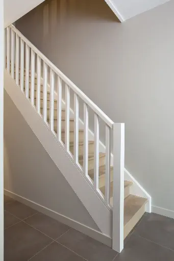 Houten Trap met Witte Balustrade
