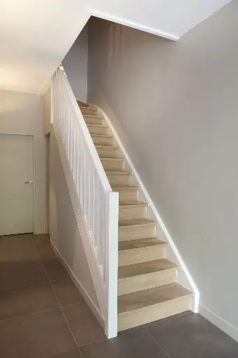 Houten Trap met Witte Balustrade