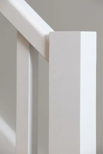 Houten Trap met Witte Balustrade
