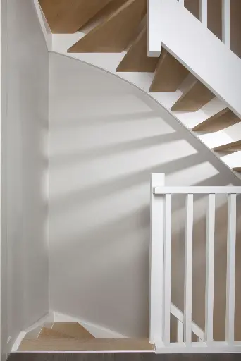 Houten Trap met Witte Balustrade