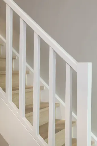Houten Trap met Witte Balustrade