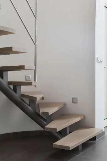 Open Trap bij Boogvormige Nis